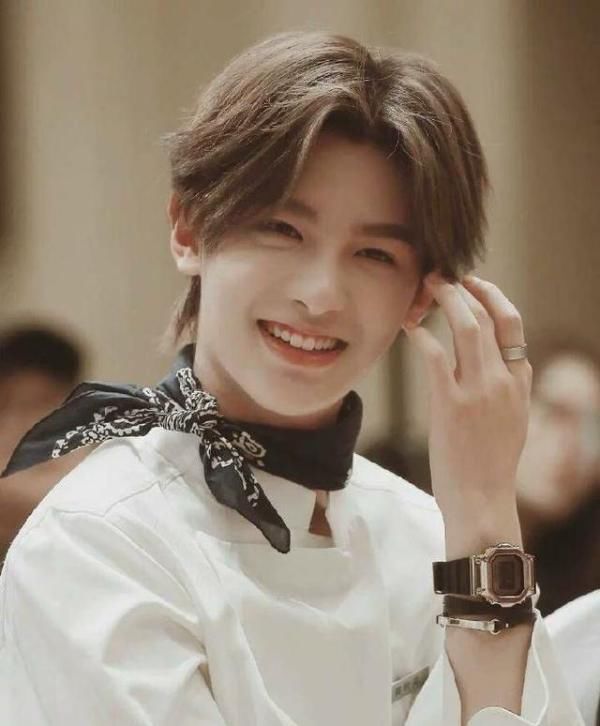  风格|黄明昊急于摆脱软萌风格，转型硬汉，操之过急导致颜值降低