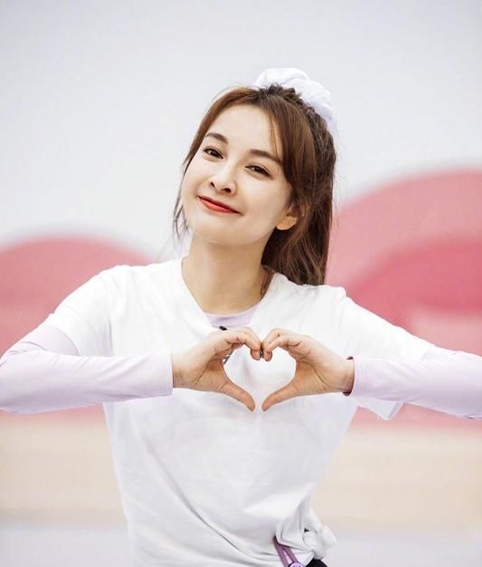  体操|吴昕太惨了！穿露脐装秀腹肌玩“体操”，却又被宁静秒成“小透明”