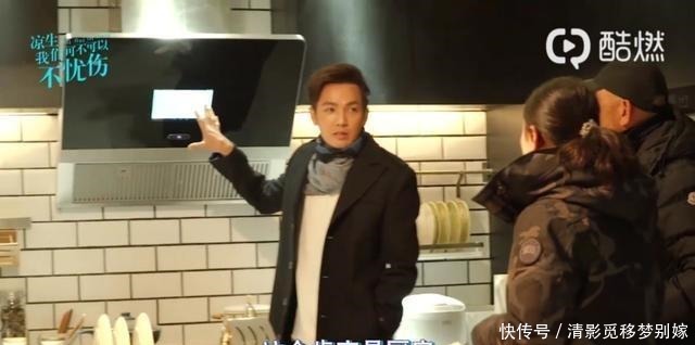  对着厨具|花絮钟汉良煲鸡汤动作熟练和厨具聊天好萌，头上小夹子太可爱了