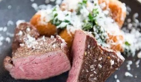 鱼肉|男子吃7斤“米其林牛排”,拿起后被人看出“猫腻”,难怪吃不胖