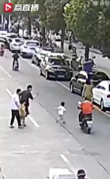  着孩子的手|2岁孙女过马路被撞飞，因为一个动作，爷爷被判主要责任