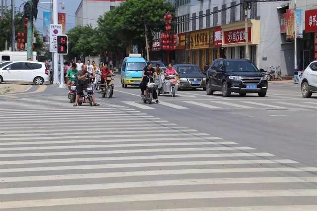  闯红灯|开车撞了闯红灯的行人或电动车，车主不用负责任，真的是这样吗？