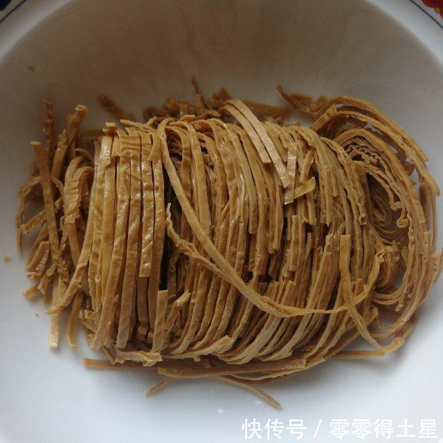 酸辣|小米椒黄瓜拌豆腐丝,酸辣中微麻,秋黄瓜又嫩又脆