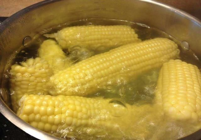  东西|煮玉米时，只放清水是错的多加2样东西，玉米软糯香甜，收藏了