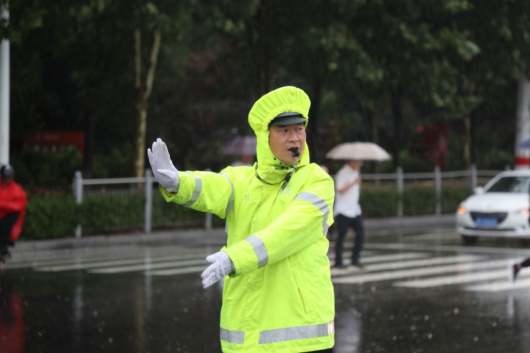  风雨|烟台交警，风雨中的逆行者！