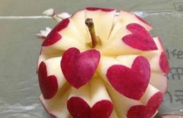 菠萝|当水果遇上雕刻,苹果变爱心,菠萝变刺猬,而西瓜上有龙猫