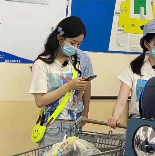  妈妈|赵丽颖《中餐厅》买食材被拍，生图下气色超棒，女生做了妈妈都懂