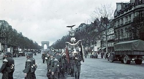 香榭丽舍的大街上|老照片：1940—1944，德军占领下的法国巴黎，图2凯旋门大阅兵
