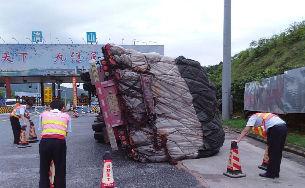  货车|横冲直撞大货车，既不减速也不变道直接撞人？司机：我们也想活！