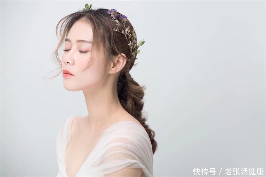 女性4件事若能坚持做60岁也不显老(女人不想老太快，睡前不妨做好四件事，或能助你延缓衰老显年轻)