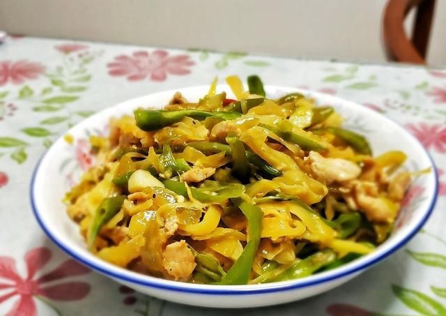  尖椒|尖椒榨菜炒肉丝，最简单的食材，炒出可口美味的下酒菜下饭菜