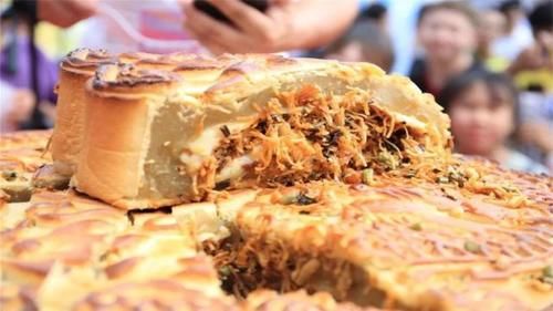 堪称|月饼屡创新奇，堪称月饼界“泥石流”，你见过几款“奇葩”月饼