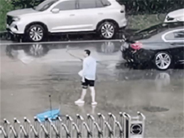  雨伞|小伙顶着暴雨为女友送伞，结果对方一拳打掉，转身上了台宝马7系！