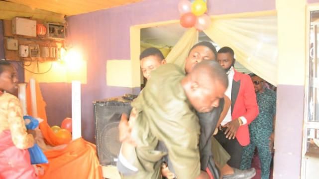 场婚礼|女子瞒着患病丈夫与别人结婚,丈夫前来阻止被当成闹事者捆起来