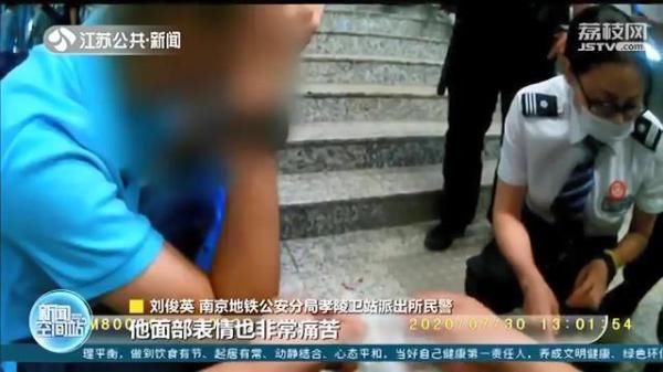  车厢|警示黄灯亮起，男子硬往地铁车厢里冲 下一秒血流满面