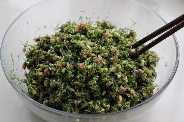  拌成|这菜虽然一股怪味儿，拌成饺子馅却鲜美无比，学会都能开饺子馆了