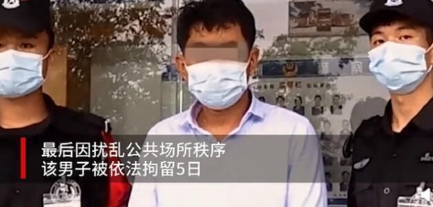  男子|醉酒男子大闹机场，用人民币砸保安