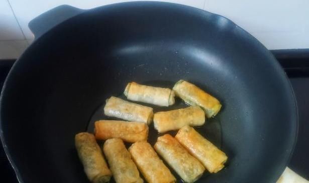  吃法|饺子皮新吃法，卷一卷煎3分钟，又脆又香，我家最近早餐离不开它