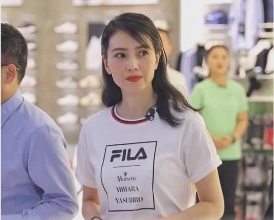舒服|高圆圆的确没那么清纯了,但她老的真实,比很多打针的看着舒服