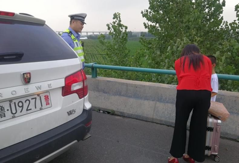  民警|女子带娃徒步上高速，同三高速巡逻交警暖心救助！