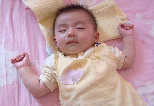 宝宝|新生儿“投降式睡姿”会累吗了解真相后,妈妈再也不给宝宝纠正了