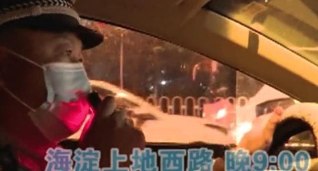 路边|网约车路边违停被罚,司机直言赚钱不易,交警:已经警告过一次