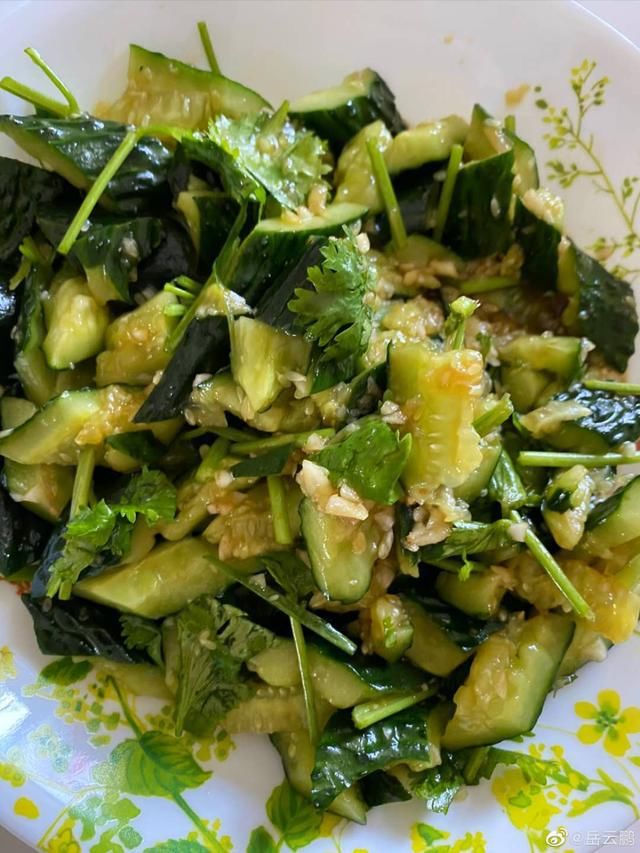  岳云鹏|岳云鹏晒午餐，一桌子下酒菜和饺子，获7万多赞，网友：真接地气