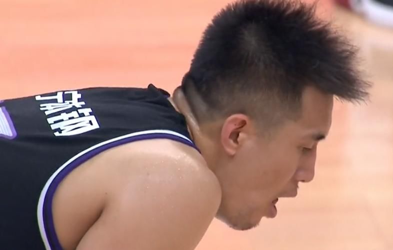 赵继伟|败笔，赵继伟又让位打替补，郭少14分+2次干呕，CBA韦德投三不沾