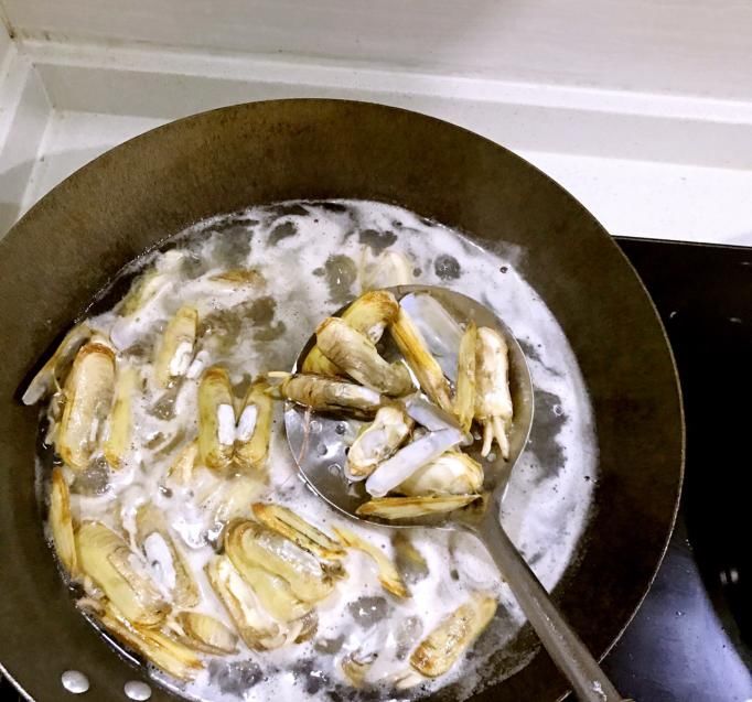  寒凉|蛏子寒凉吃错了伤脾胃，跟我学着做，不仅美味还养生，香辣咸香
