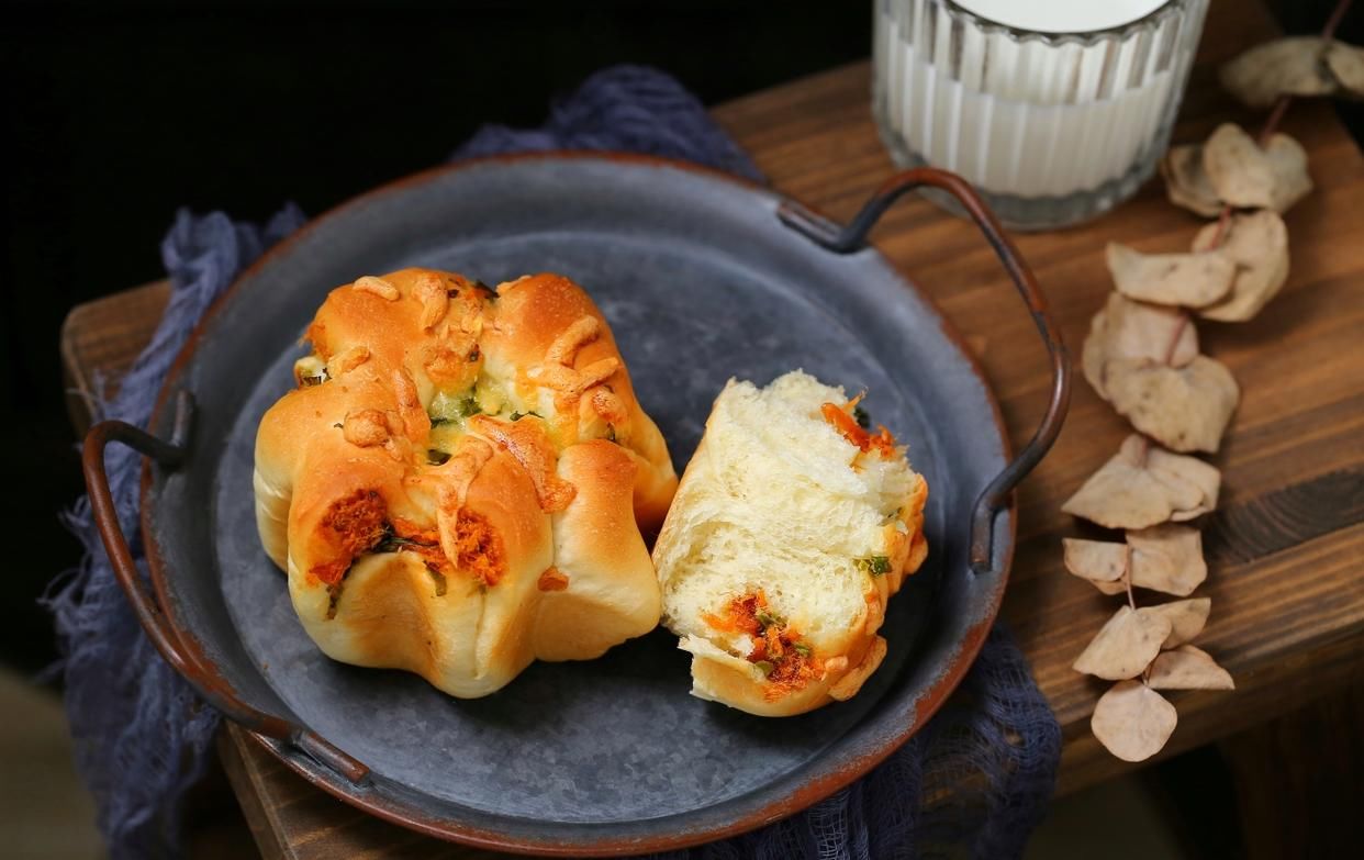 面包|吃腻了甜面包换个口味,加点葱花和肉松,还没出炉就已经香飘满屋