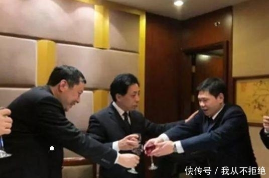 跟领导|和重要领导吃饭,学会5句敬酒话就够了,保证领导对你刮目相看!