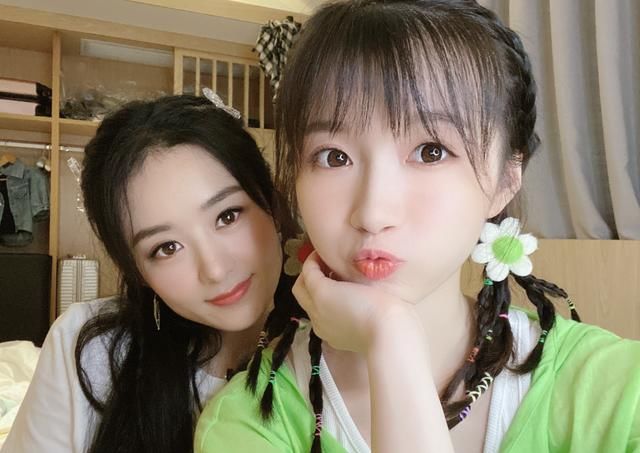 李浩菲|《中餐厅》杀青,李浩菲晒出合照,赵丽颖与90后合照颜值不输