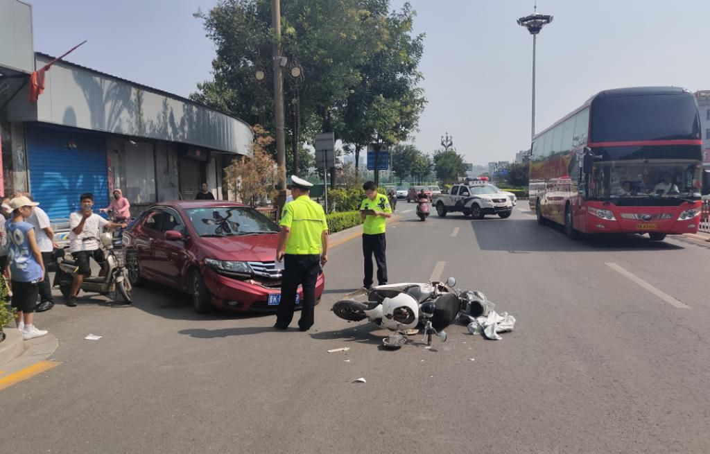  机动车道|平遥顺城路发生一起交通事故！电摩跟小车都碎了……
