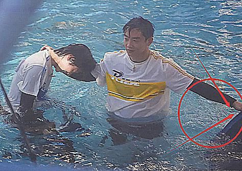  拉近|《奔跑吧》路透，还以为郑恺欺负蔡徐坤，镜头拉近后才知道冤枉他了