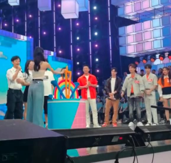  杜华|赵丽颖杜华互放狠话，赵丽颖声称不认识王一博，下一句话才是重点