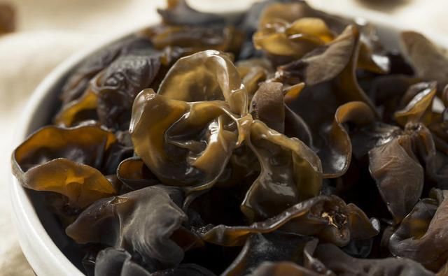  沥干水分|炒木耳下锅后，总是“噼啪炸锅”很危险！多做这1步，就能解决