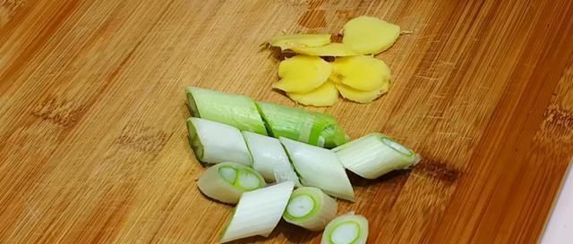 鸡肉|炖鸡时先焯水,还是直接炖,都不对!教你正确做法,肉不柴汤更鲜