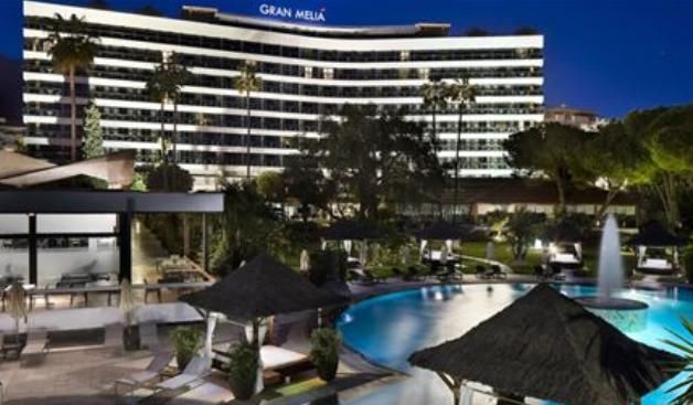  西班牙|太倒霉！西班牙43岁男在酒店酒吧喝酒被坠楼客人砸中，2人当场身亡！