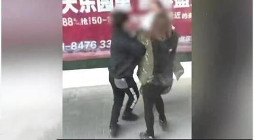 下车|解气！一白衣女子在公交车上撒泼，惹怒整车乘客，最后被多名乘客强拽下车！