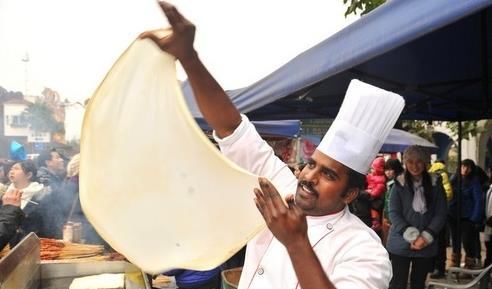 旅游|中国游客去印度旅游,在街头吃飞饼,导游见后大叫:别吃!