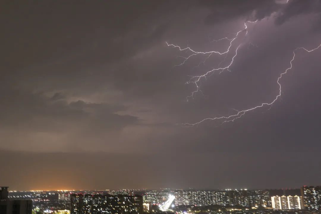 京城|多图！闪电划过京城夜空；城区北部和副中心将有强降雨