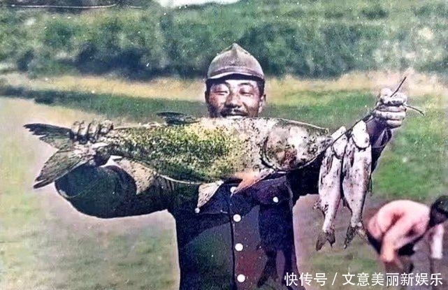  滚成|日军侵略中国时的真实照片：在农田钓到大鱼，在草堆里滚成一片