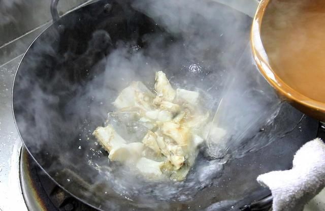  只顾|酸菜鱼别只顾着放酸菜，做好这个步骤汤汁更入味鲜美