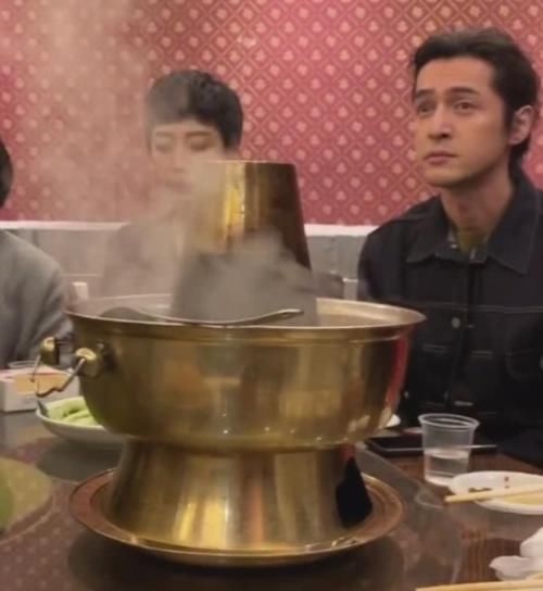  胡歌|胡歌在外吃饭被偶遇，关掉美颜滤镜只看生图，38岁的他还是你男神吗？
