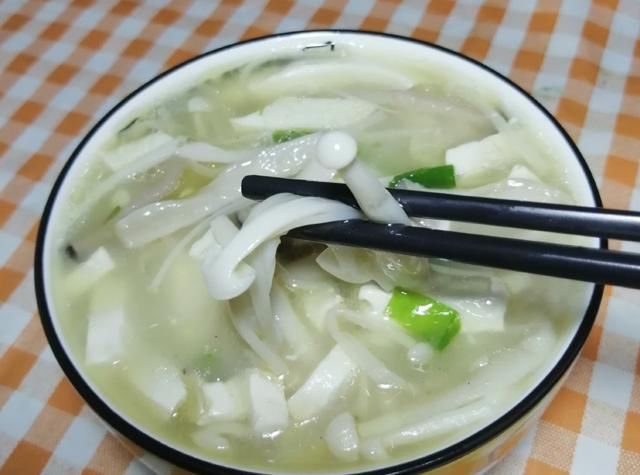 窍门|适合夏天喝的汤,豆腐三菌汤,三个窍门,鲜香嫩滑,好吃开胃下饭