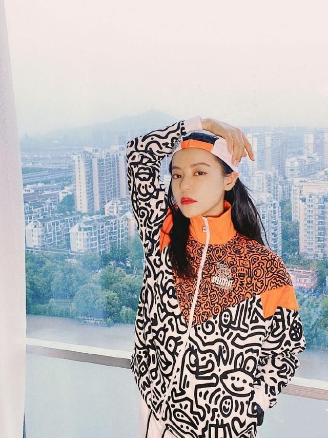  风格|丁当出席活动意扮嫩，一身印花连衣裙太土气，不仅显老还没气质