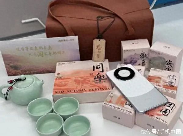 华为工作人员辟谣中秋送Mate60：提供一线零售的随身样机