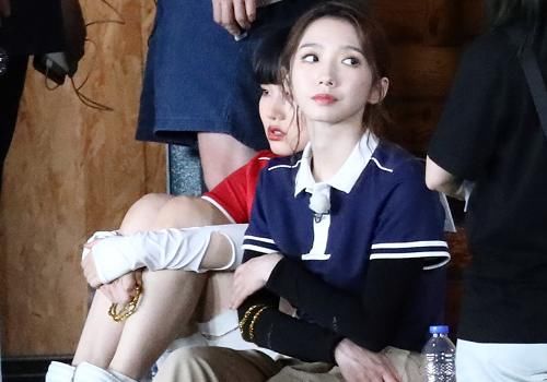 地上|奔跑吧路透:当孟美岐看到地上的小球之后,下意识反应很暖心