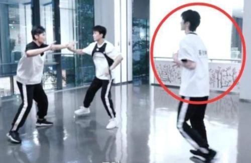  baby6|跑男团成员都撕了多少名牌蔡徐坤2个，baby6个，看到第一太强了