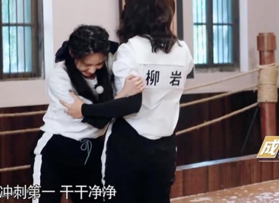  出声|奔跑吧迎来了最没“存在感”嘉宾，大家都被举牌子，只有她默不出声